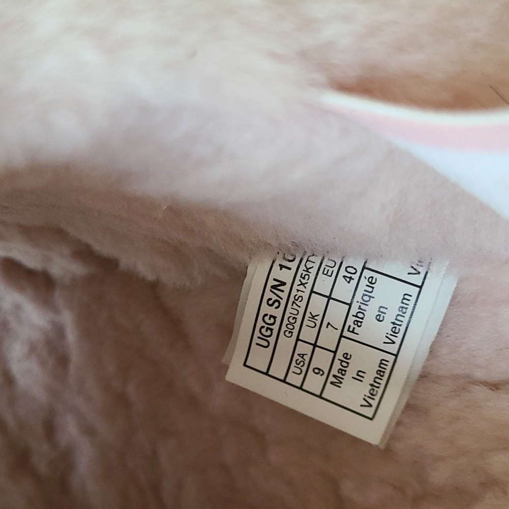 EUC UGG Fluff Yeah Slides - Picture 5 of 6